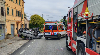 Macerata – Auto si ribalta, prete elitrasportato a Torrette
